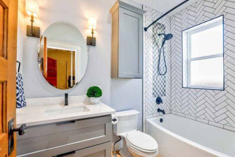 Read more about the article 5 Things to Ditch in Your Small Bathroom