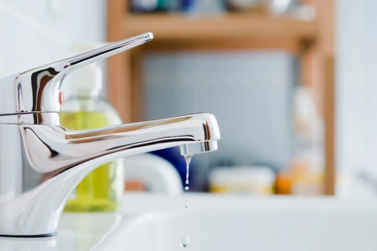 Read more about the article Fixing Dripping Bathroom Taps: A Simple Guide