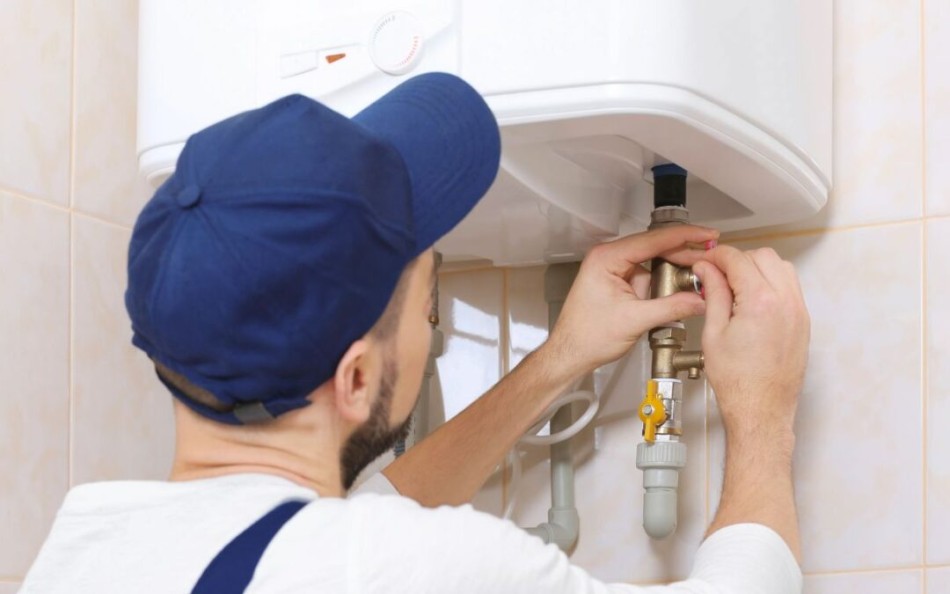 Read more about the article Essential Geyser Maintenance Tips: From Installation to Everyday Use