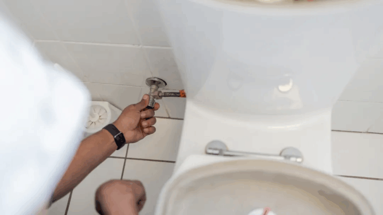 Read more about the article A Homeowner’s Handy Guide to Bathroom Plumbing: Say Goodbye to Leaks 